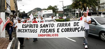 13062013_faixa_sindipublicos_guto.jpg