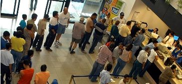011113_fila_banco_divulgacao.jpg