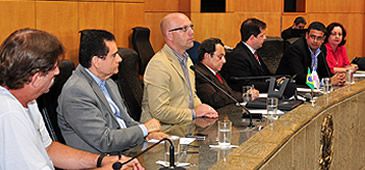 14112013_audiencia_po_preto_mesa_tonico.jpg