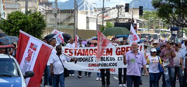 020414_protesto_servidores_sindipublicos.jpg