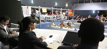 08042014_protesto_saude_camara_leonardo_pora.jpg
