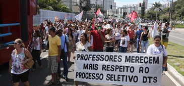220414_manifestacaoo_professores_sedu_gustavo.jpg
