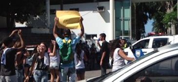 090514_protesto_estudantes_reproducao_internet.jpg