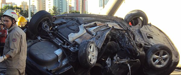 21112013_acidente_carro_rabelo.jpg