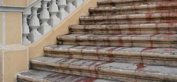 251114_escadaria_sangue_reproducao_facebook_forum_de_mulheres.jpg