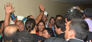 111214_indios_tumultocongresso_valtercampanato_abr.png