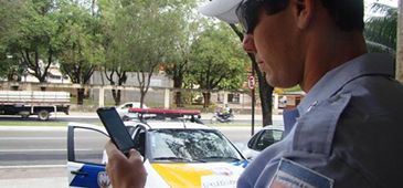 260315_policial_smartphone_pmes.jpg