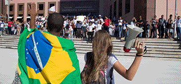 26032015_protesto_escola_viva_leo.gif