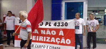 22042015_protesto_terceirazacao_01.jpg