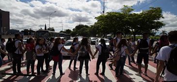 10062015_protesto_em_frente_02_ales_leo.jpg