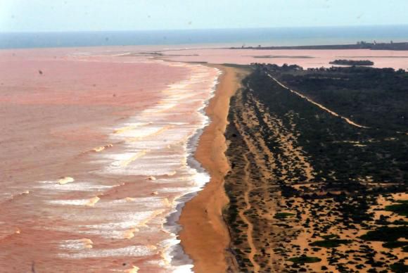 lama_avanca_sobre_o_mar_no_espirito_sant_20200308-154142_1.jpg