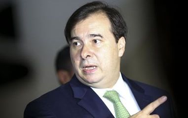 rodrigo_maia_marcelo_camargo_abr.jpg