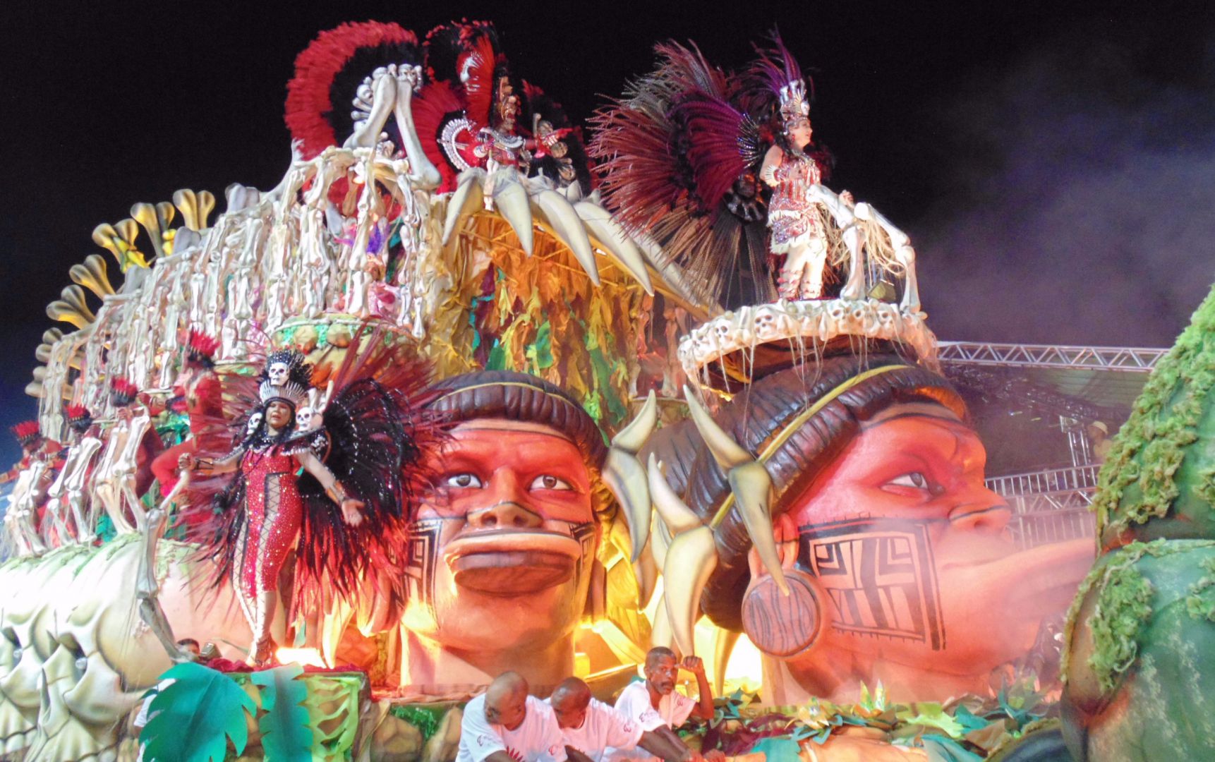 mug_carnaval2020_Capa_vitor_Taveira.jpg