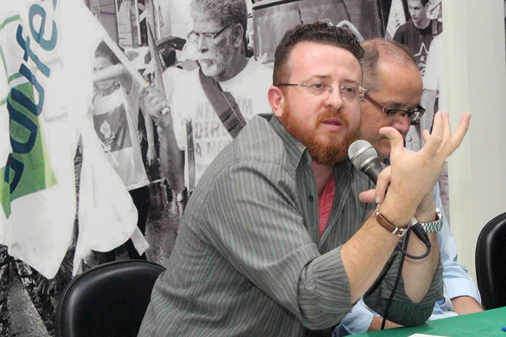 ueber_oliveira_ufes_adufes.jpg