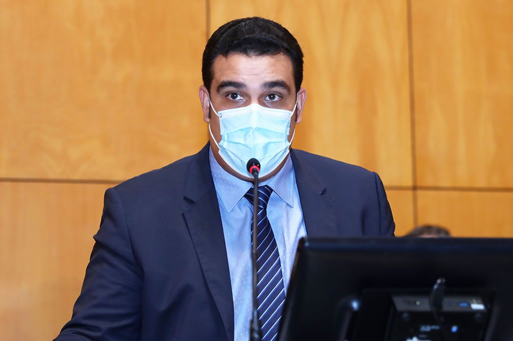 erick_musso_mascara_ellencampanharo_ales.jpg