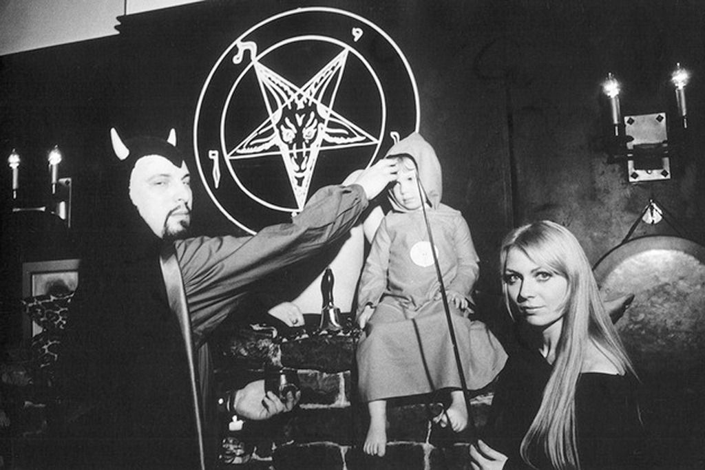 first_satanic_baptism_in_history_2_divulgacao.jpeg