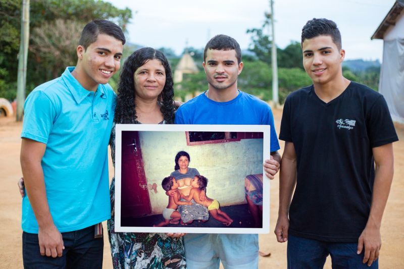 Lucas_Rocha_com_mae_e_gemeos_foto_rodrigo_rossoni.jpg