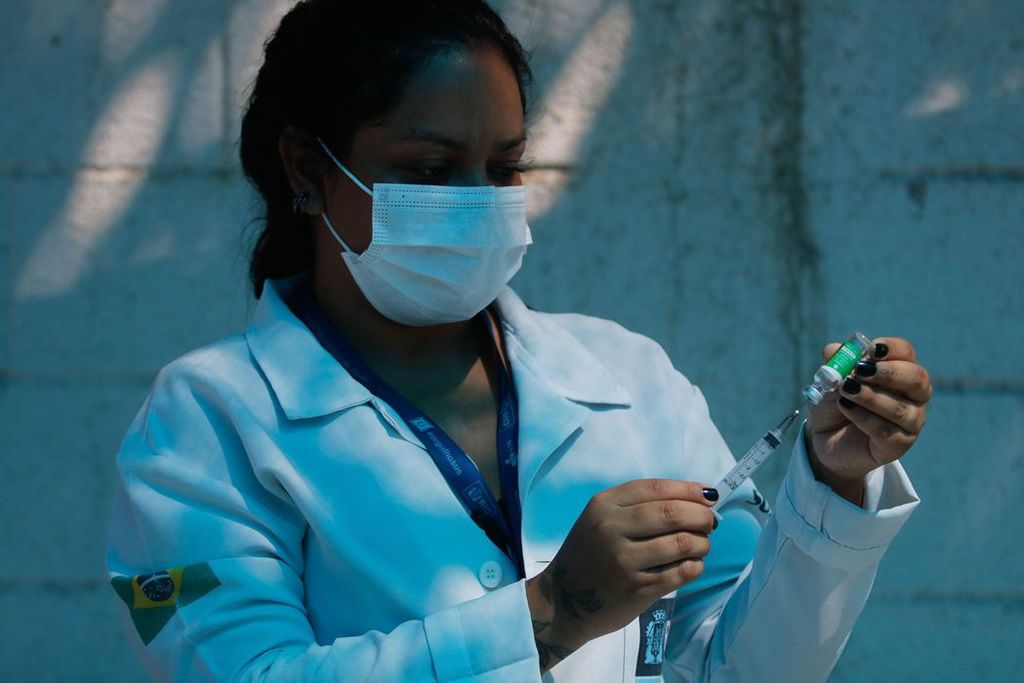 enfermeira_mascara_seringa_tania_rego_agencia_brasil.jpg