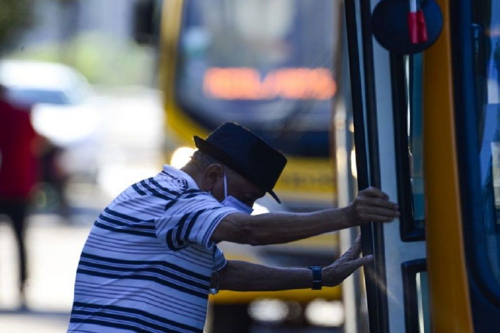 idoso_onibus_CreditosSenado.jpg