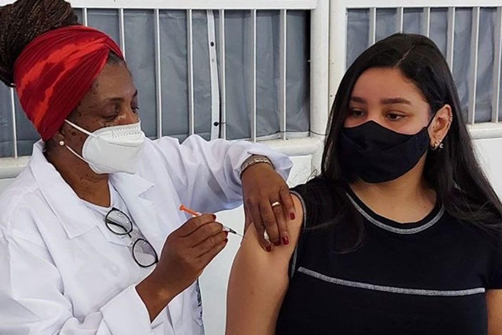 vacina_jovem_enfermeira_dreads_sesa.jpg