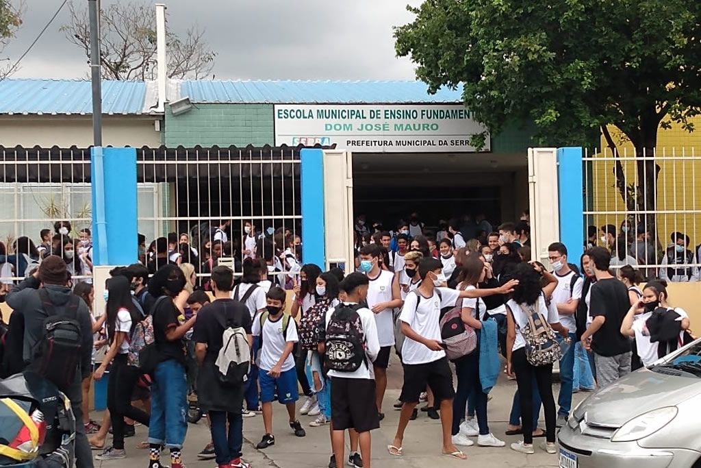 aglomeracao_escola_serra_coletivo_maes_eficientes.jpg