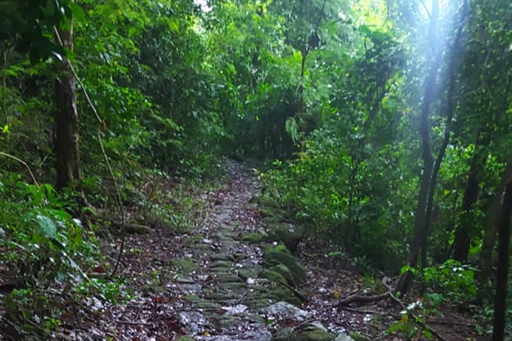 trilha_pedras_gruta_da_onca_edson_valpassos.jpg
