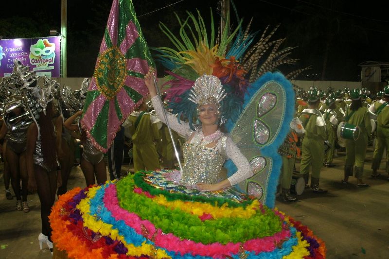 deborah_porta_bandeira.jpg