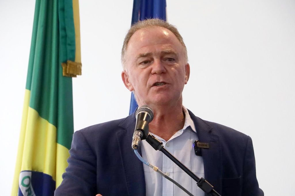 renato_casagrande_microfone_bandeira_helio_filho_secom.jpg