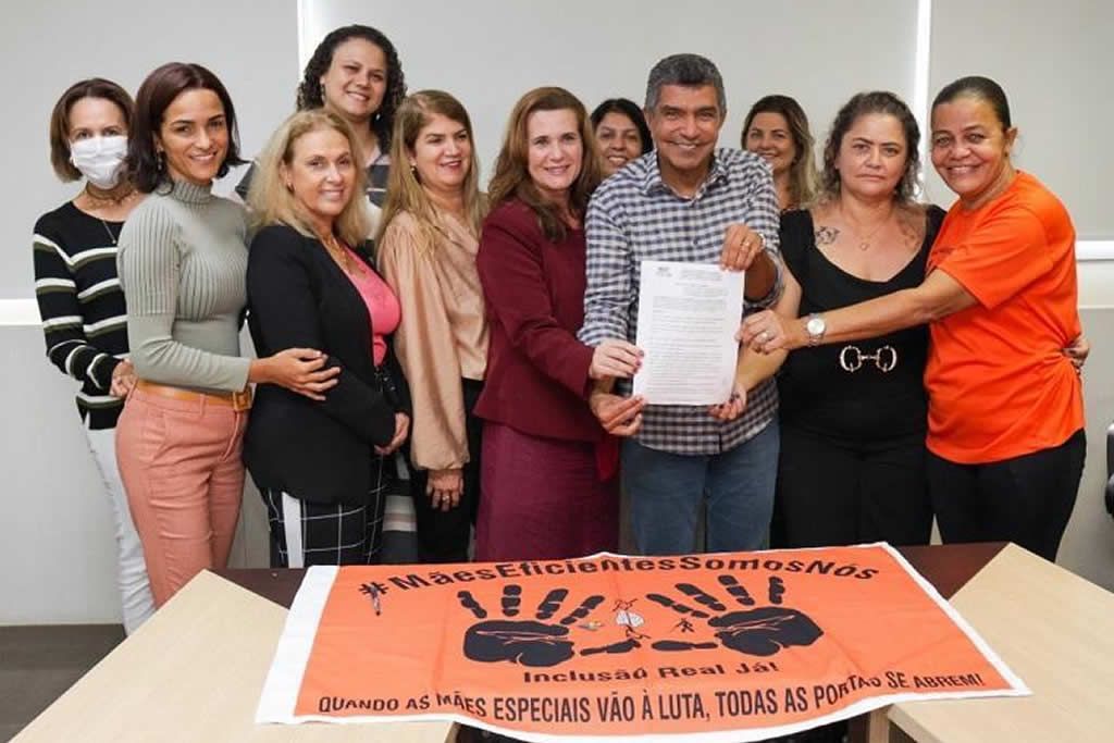 assinatura_diretrizes_educacao_especial_serra_divulgacao_pms.jpg