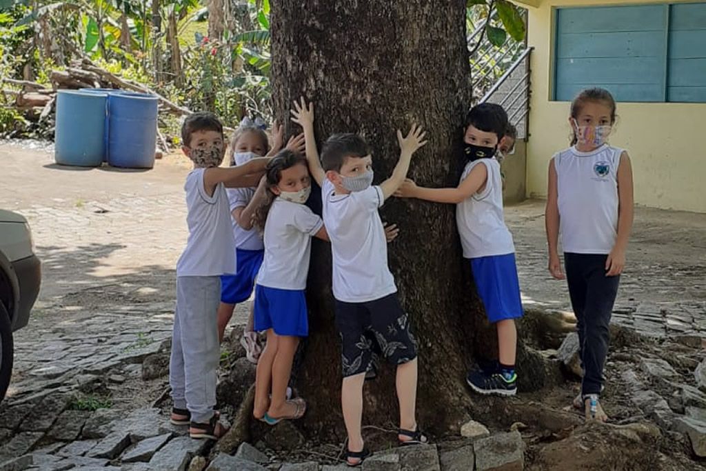 escola_do_campo_iconha_abraco_arvore_redes_sociais.jpg