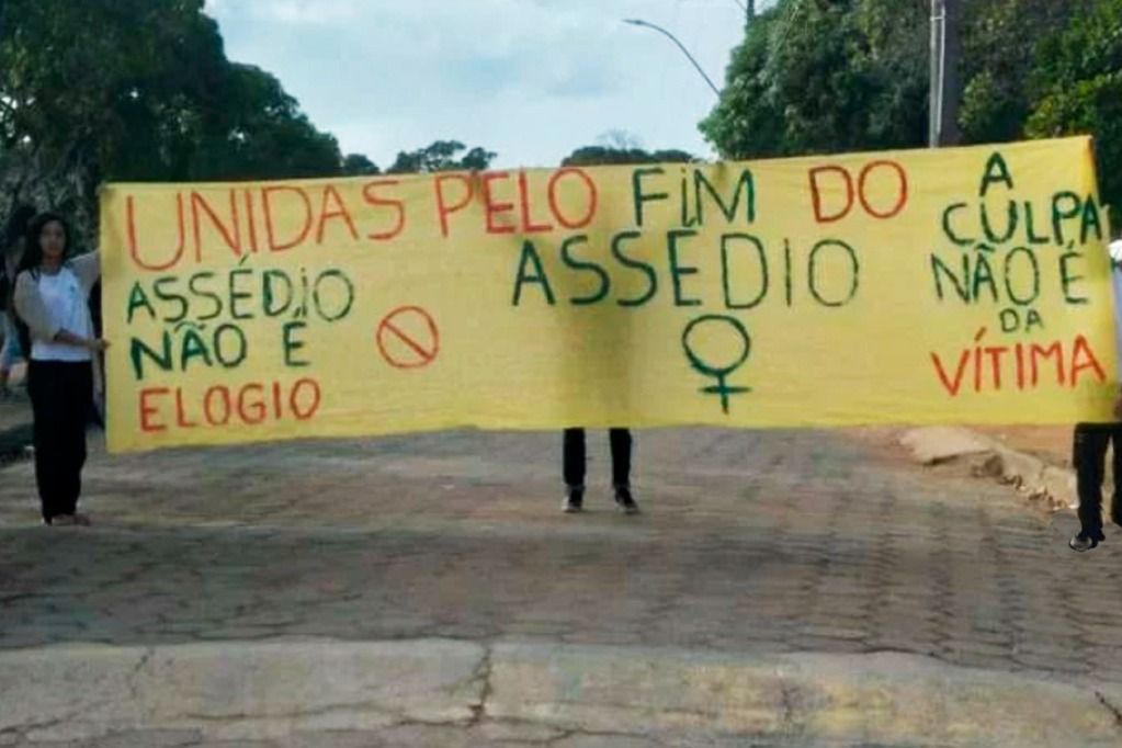protesto_dona_astrogilda_assedio_sexual_professor_aracruz_redes_sociais.jpeg