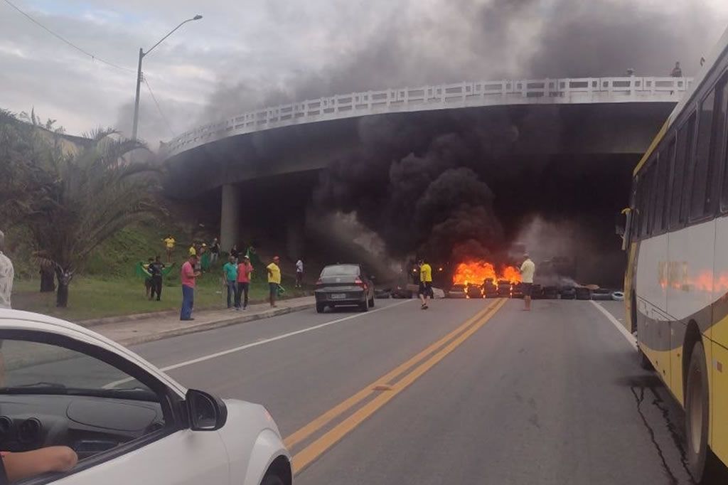 atocaminhoneiros_bolsonaristas_saomateus_PRFES.jpg