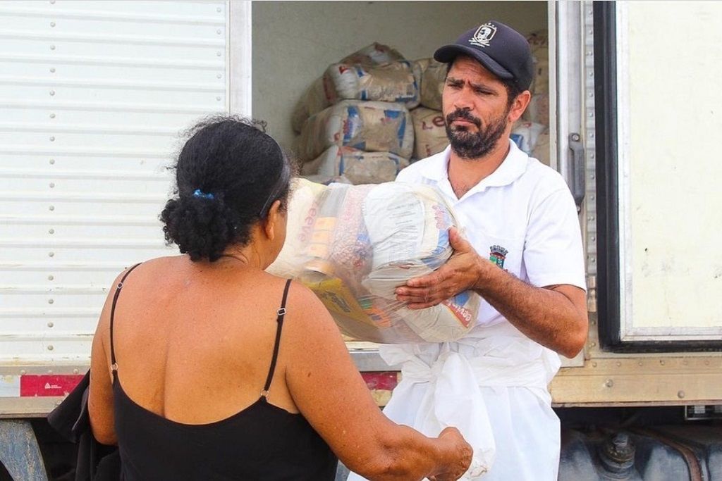 entrega_alimentos_enchente_FotoPrefeituradeLinhares.jpg