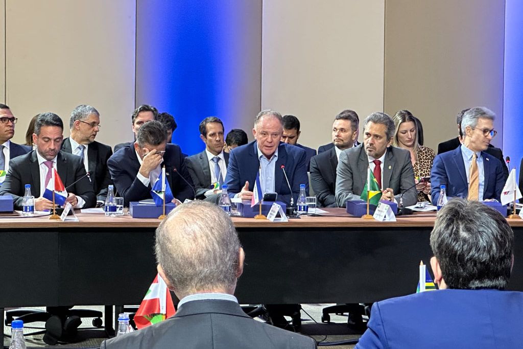 casagrande_forum_governadores_adriano_zucolotto_governo_es.jpg