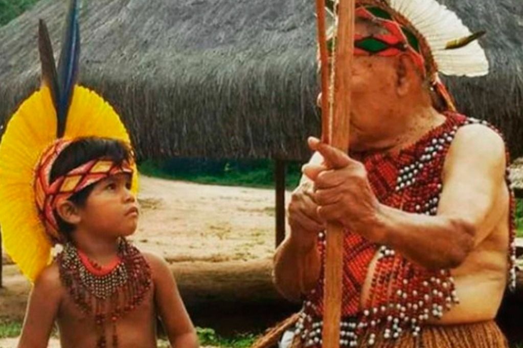 avo_e_neto_tupinikim_ocupacao_indigena_redes_sociais.jpeg