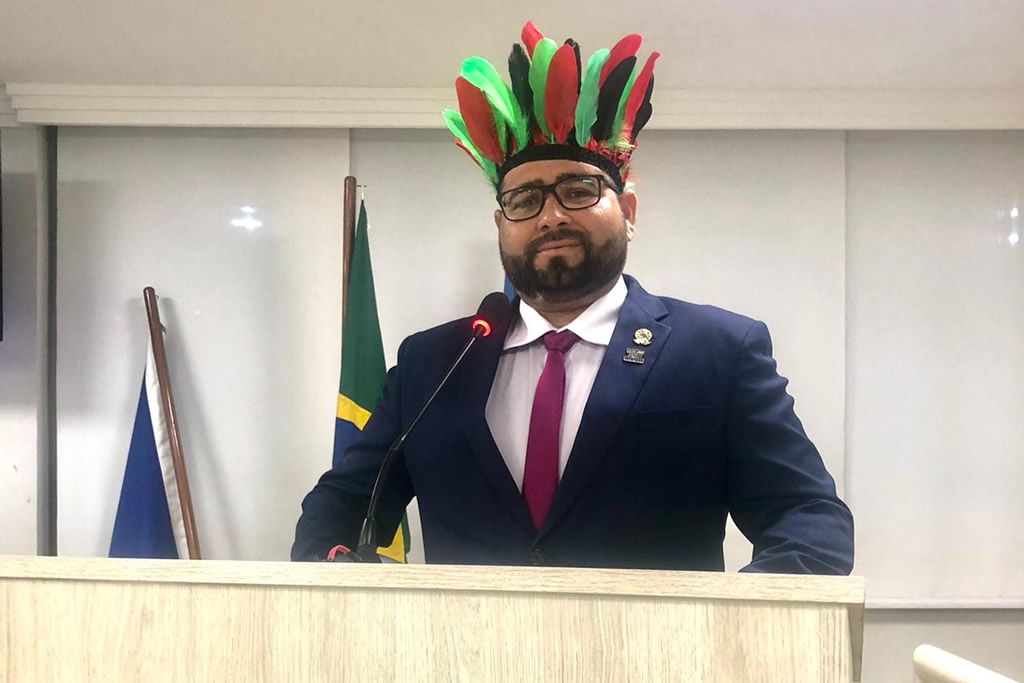 vereador_roninho_linhares_cocar_indio_divulgacao.jpg