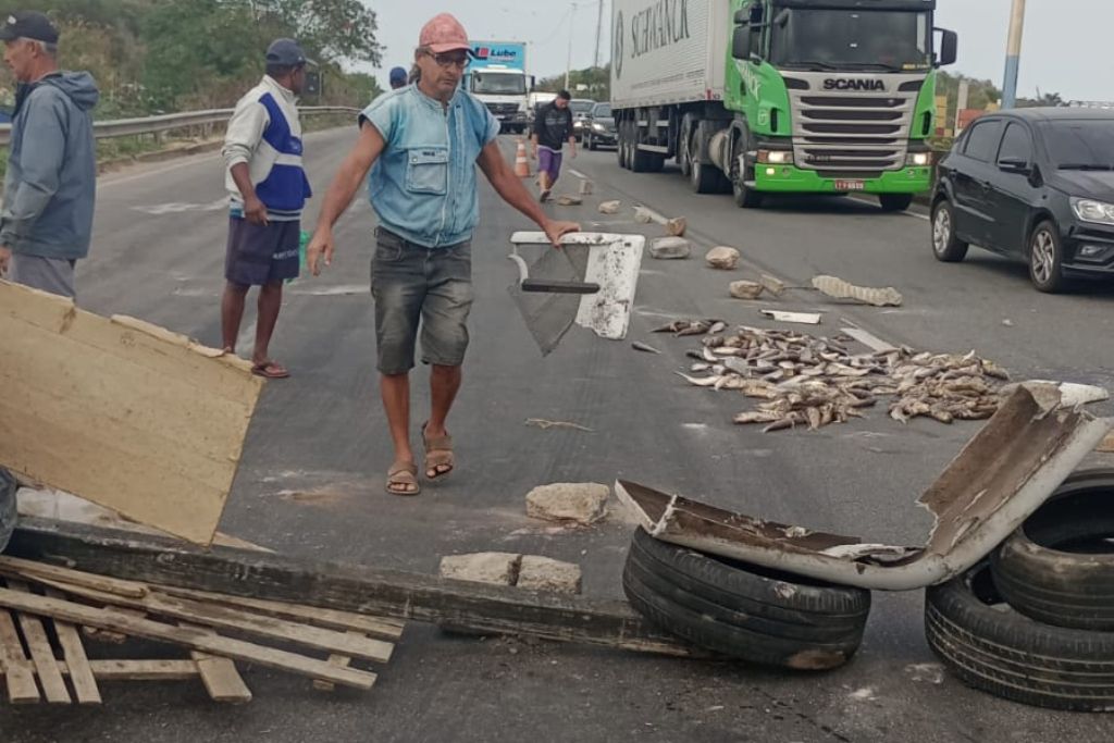 protesto_pescadores_rodovia_contorno_leitor.jpg